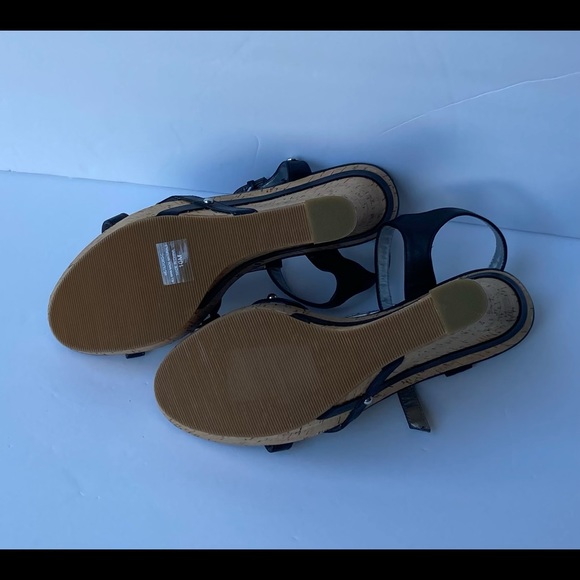 NWOT Guess - Wedge heels - Picture 5 of 5